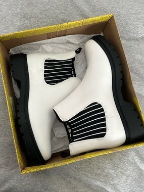 Mix no. 6 Gwenda Chelsea boots size 8.5 white